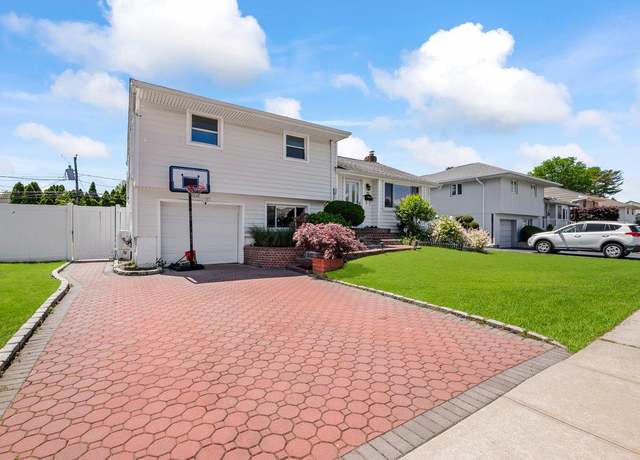 Property at 42 Macarthur Ave, Plainview, NY 11803, 3 beds, 2 baths
