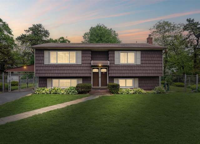 Property at 75 S 32nd St, Wyandanch, NY 11798, 5 beds, 1 bath