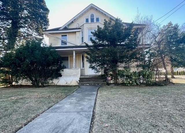 Property at 142 Willow St, Roslyn Heights, NY 11577, 3 beds, 2.5 baths