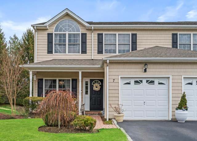 Property at 7 Chimay Ct, Huntington Station, NY 11746, 3 beds, 2.5 baths