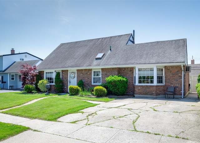 Property at 98 Bluespruce Rd, Levittown, NY 11756, 3 beds, 1 bath