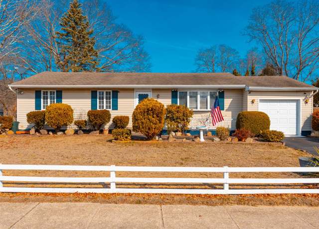 Property at 13 Washington Pl, Patchogue, NY 11772, 3 beds, 1.5 baths