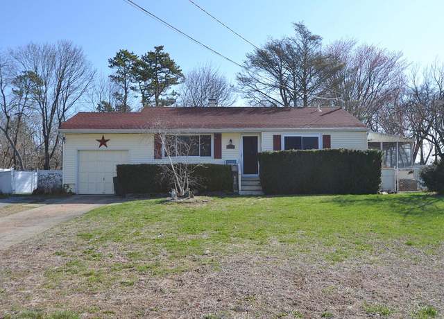 Property at 135 Dovecote Ln, Central Islip, NY 11722, 3 beds, 1 bath