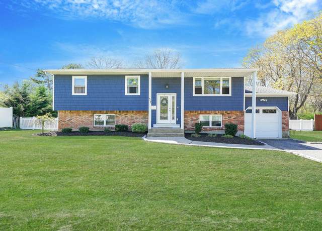 Property at 32 Country Greens Dr, Bellport, NY 11713, 5 beds, 2 baths