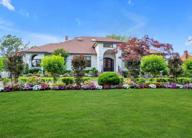 Property at 185 Dolphin Dr, Hewlett Neck, NY 11598, 6 beds, 4.5 baths
