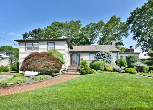 Property at 18 Robin Ter, Massapequa Park, NY 11762, 3 beds, 2.5 baths