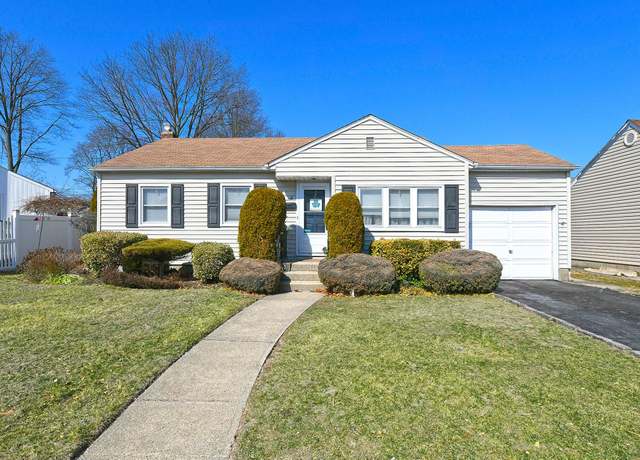 Property at 4 Jamaica Ave, Plainview, NY 11803, 3 beds, 1 bath