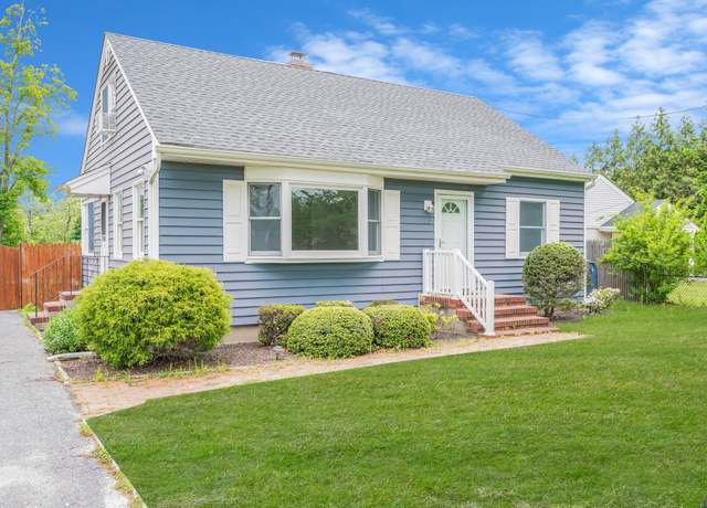 Property at 30 Millbrook Ln, Riverhead, NY 11901, 3 beds, 2 baths