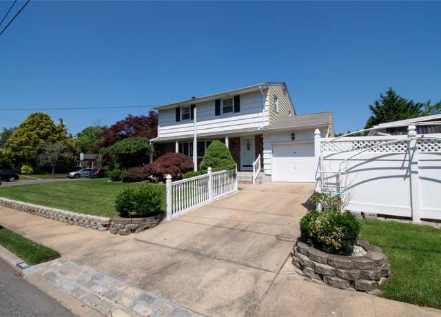 Property at 2083 Elm Pl, Merrick, NY 11566, 3 beds, 1.5 baths