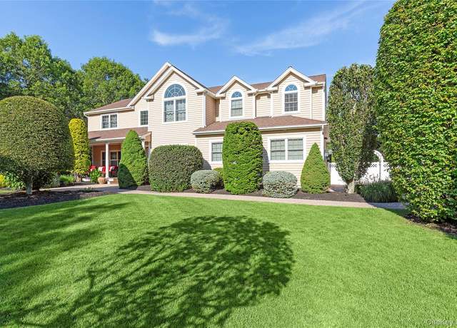 Property at 3 Steven Path, Center Moriches, NY 11934, 4 beds, 2.5 baths