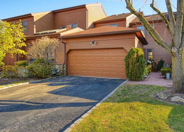 Property at 39 Hunt Dr, Jericho, NY 11753, 3 beds, 3.5 baths