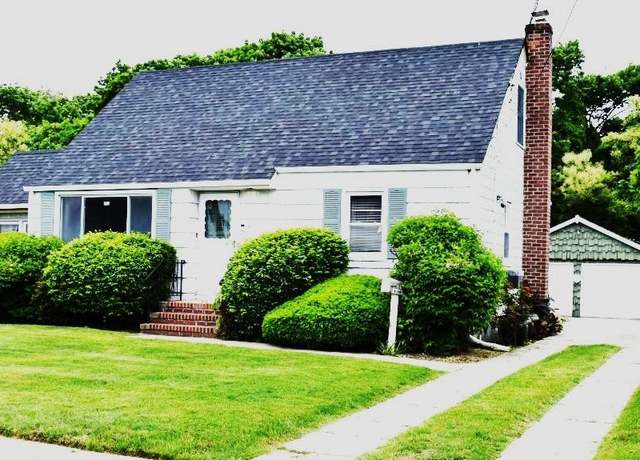 Property at 465 18th St, West Babylon, NY 11704, 4 beds, 2 baths