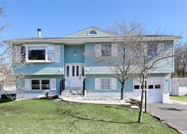Property at 15 Castle Ct, Thiells, NY 10984, 7 beds, 2.5 baths