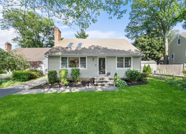 Property at 4 Pocket Ct, Northport, NY 11768, 5 beds, 2 baths