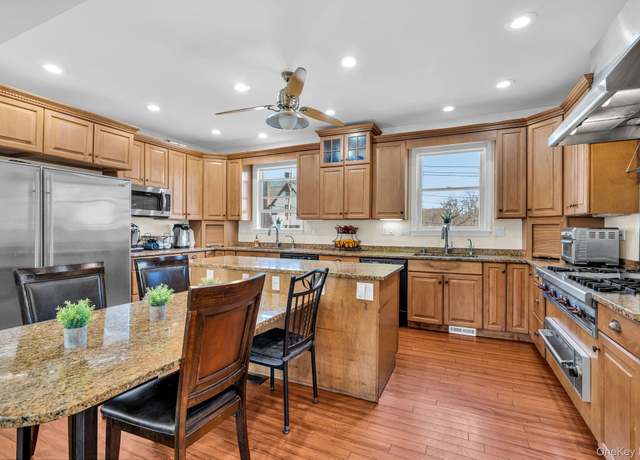 Property at 27 Overlook Rd, White Plains, NY 10605, 5 beds, 5 baths