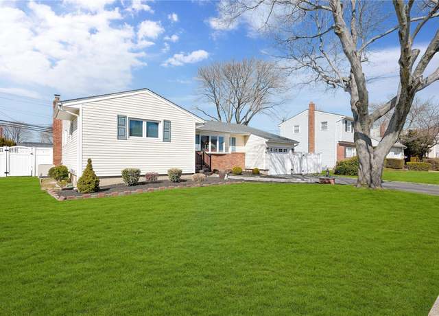 Property at 21 Daniel Dr, Farmingdale, NY 11735, 3 beds, 2.5 baths