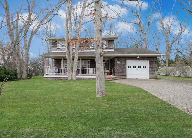 Property at 102 Hillside Rd, Deer Park, NY 11729, 3 beds, 1.5 baths