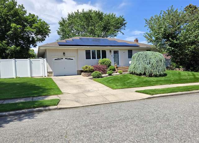 Property at 4 Bowman Ln, Commack, NY 11725, 3 beds, 1 bath