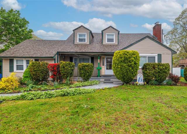 Property at 265 Beachview St, Copiague, NY 11726, 5 beds, 3 baths