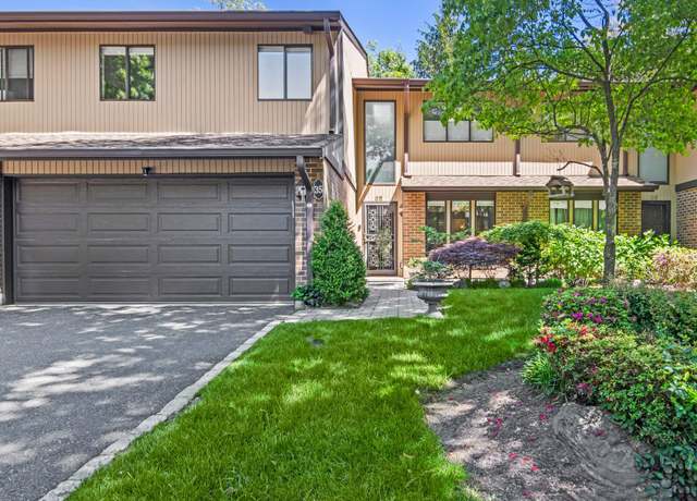 Property at 35 Wimbledon Dr, Roslyn, NY 11576, 3 beds, 2.5 baths