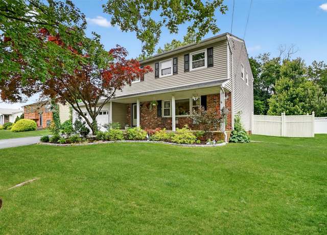 Property at 8 Argow Pl, Nanuet, NY 10954, 4 beds, 2.5 baths