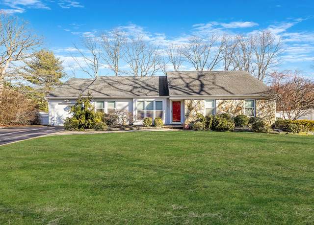 Property at 26 Oak Meadow Rd, Commack, NY 11725, 3 beds, 2 baths