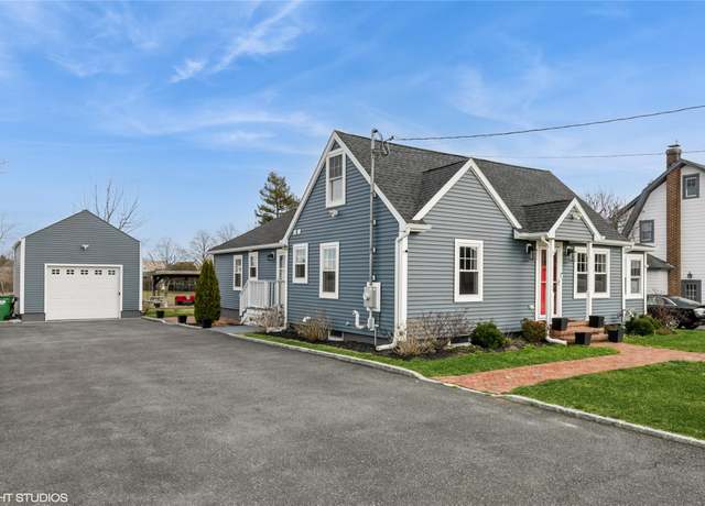 Property at 4100 Youngs Ave, Southold, NY 11971, 5 beds, 3 baths