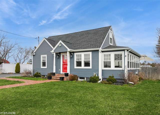 Property at 4100 Youngs Ave, Southold, NY 11971, 5 beds, 3 baths