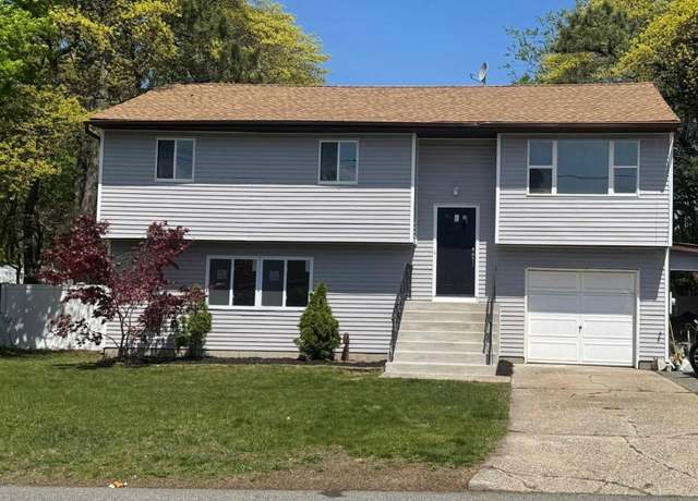Property at 39 Magaw Pl, West Babylon, NY 11704, 4 beds, 2 baths