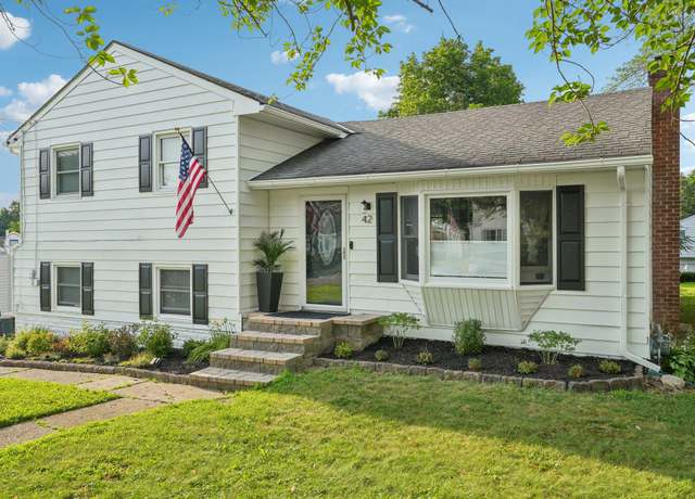 Property at 42 Knox Dr, New Windsor, NY 12553, 3 beds, 1.5 baths