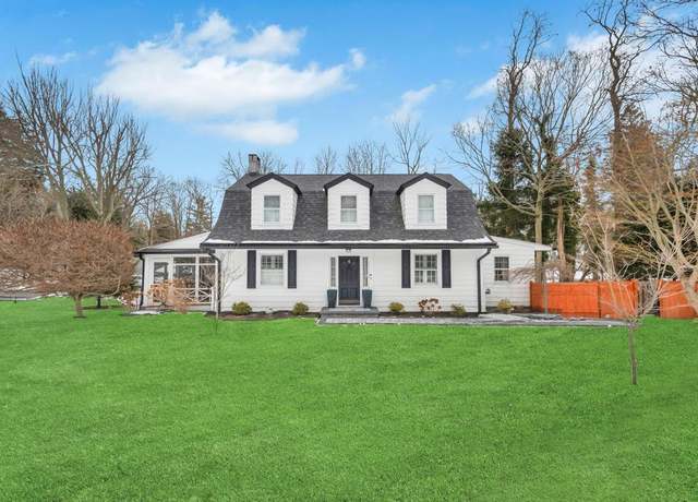 Property at 6 Hollow Rd, Stony Brook, NY 11790, 3 beds, 2 baths