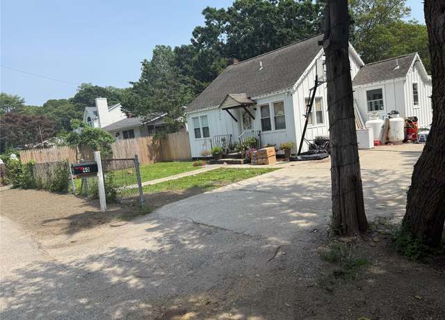 Property at 40 Palmetto Dr, Mastic, NY 11967, 2 beds, 1 bath