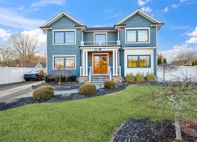 Property at 1260 Smithtown Ave, Bohemia, NY 11716, 4 beds, 2.5 baths