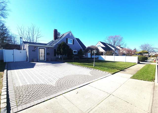 Property at 18 Apollo Ln, Hicksville, NY 11801, 4 beds, 1 bath