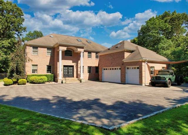 Property at 237 Candlewood Path, Dix Hills, NY 11746, 5 beds, 5.5 baths
