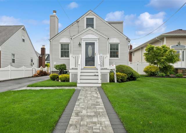Property at 52 Annuskemunnica Rd, Babylon, NY 11702, 3 beds, 2 baths