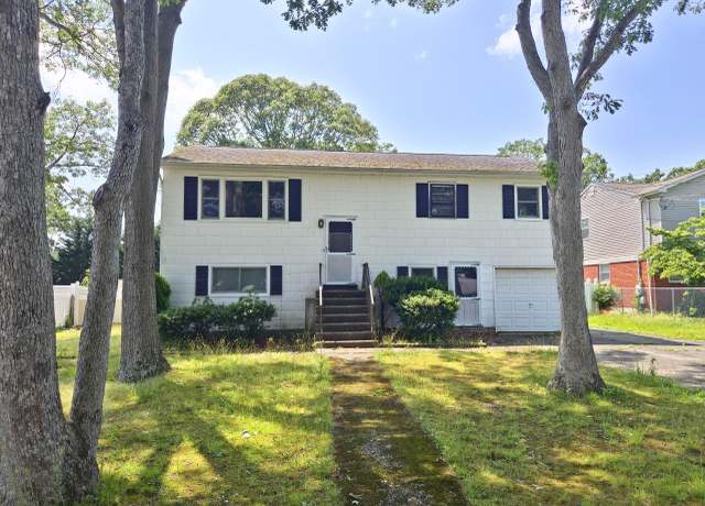 Property at 116 Southern Blvd, Hauppauge, NY 11788, 4 beds, 1.5 baths