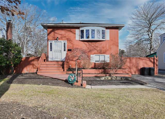 Property at 23 E Lakeland St, Bay Shore, NY 11706, 6 beds, 2 baths