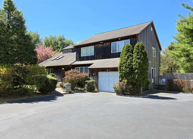 Property at 220 Bellport Ave, Medford, NY 11763, 4 beds, 3.5 baths