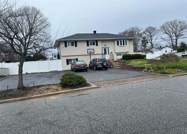 Property at 9 Craig Rd, Islip Terrace, NY 11752, 5 beds, 2 baths