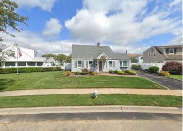 Property at 3 Appletree Ln, Levittown, NY 11756, 3 beds, 2 baths