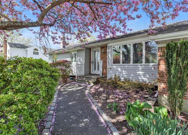 Property at 4 Kenny St, Hauppauge, NY 11788, 3 beds, 1 bath