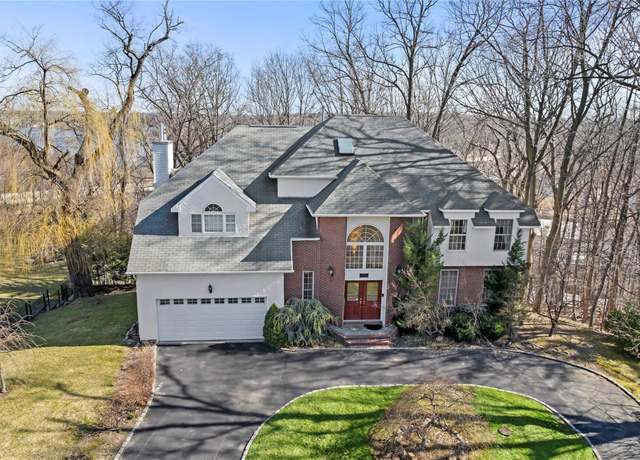 Property at 30 Pine Dr N, Roslyn, NY 11576, 4 beds, 4.5 baths