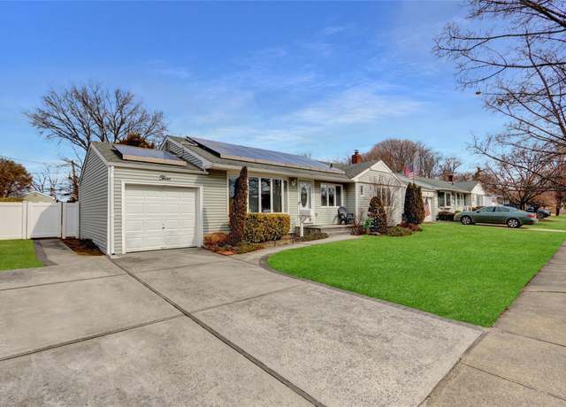 Property at 3 Shubert Ln, Bethpage, NY 11714, 3 beds, 1.5 baths