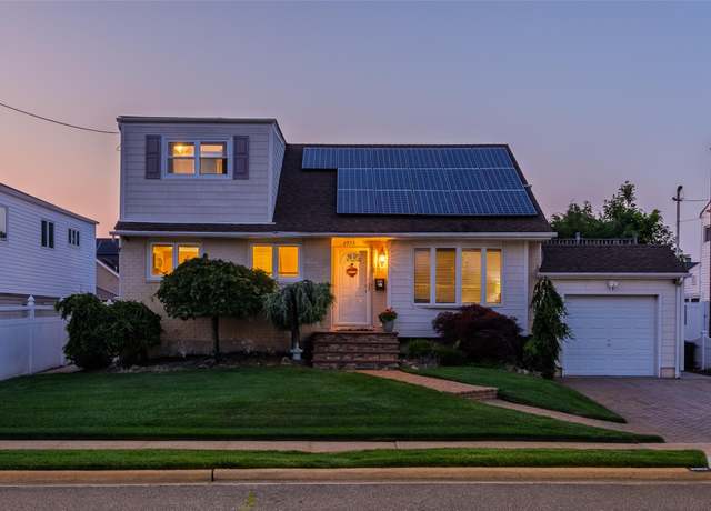 Property at 2953 Bluepoint Ct, Wantagh, NY 11793, 5 beds, 2 baths