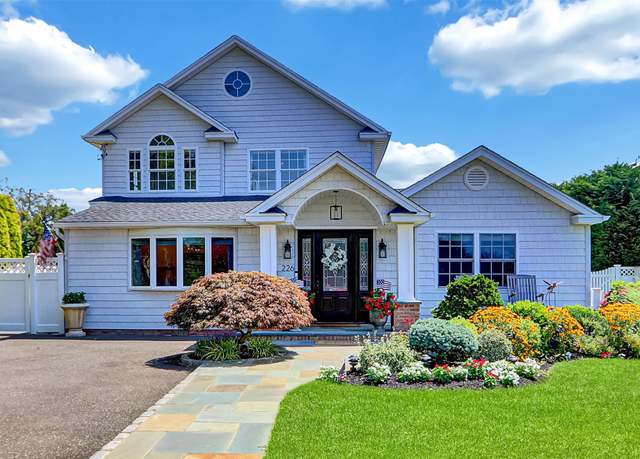Property at 226 Biltmore Blvd, Massapequa, NY 11758, 4 beds, 2 baths