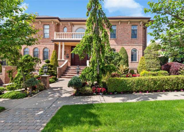 Property at 5 Center Dr, Malba, NY 11357, 4 beds, 4.5 baths