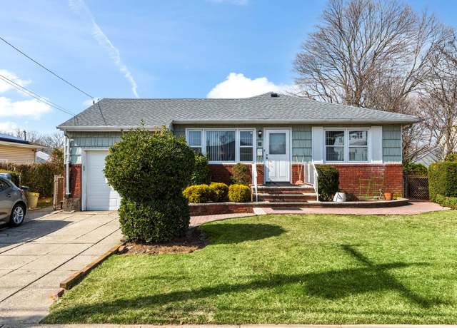 Property at 34 W Walnut St, Farmingdale, NY 11735, 3 beds, 1 bath