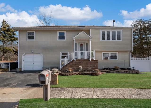 Property at 3 Claire Ln, Sayville, NY 11782, 4 beds, 2 baths