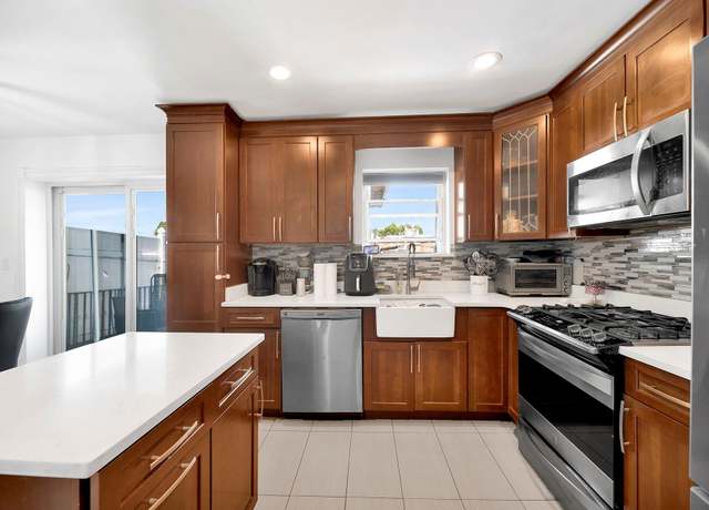 Property at 946 Balcom Ave, Bronx, NY 10465, 3 beds, 2.5 baths